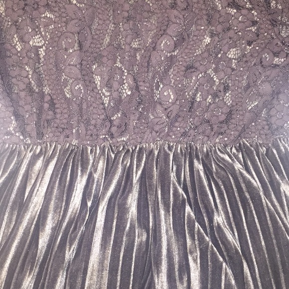 Vintage looking grey lace and velour dress. - Picture 5 of 8